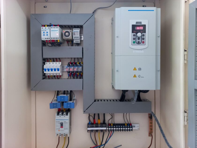 Panneau de contrôle électrique avec variateur de fréquence et composants